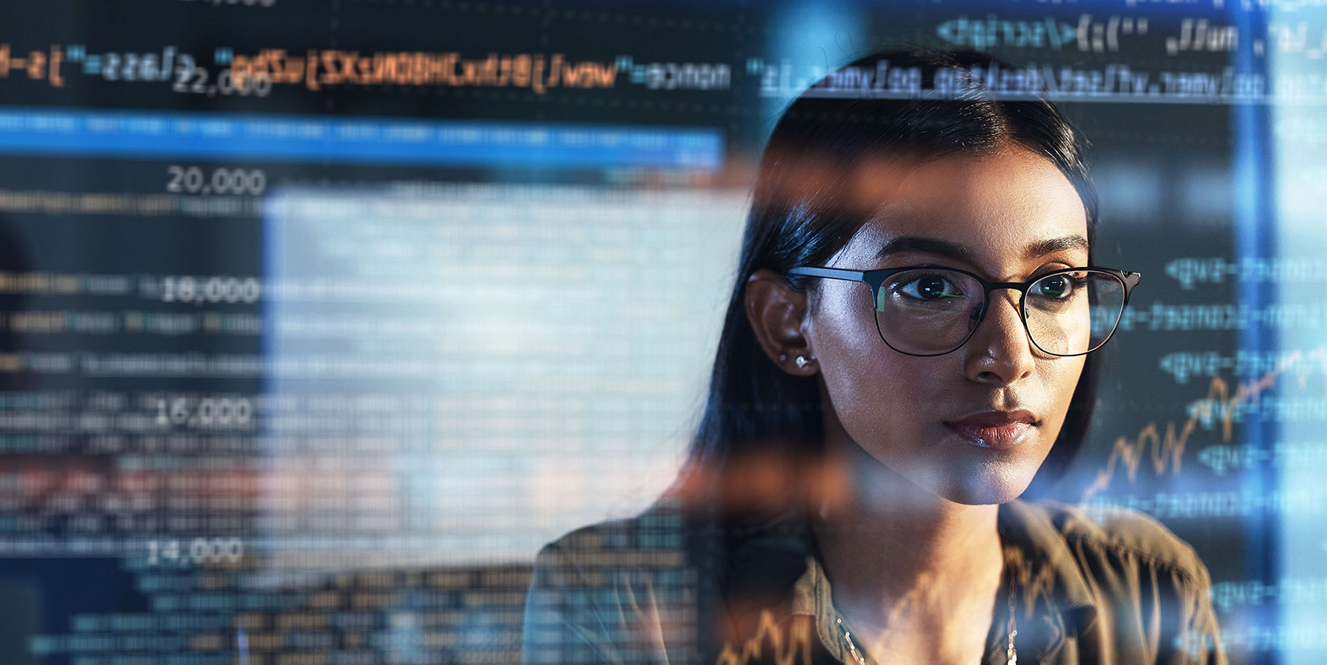 Autcia Frau schaut auf eine transparente Bildschirmwand mit Zahlen