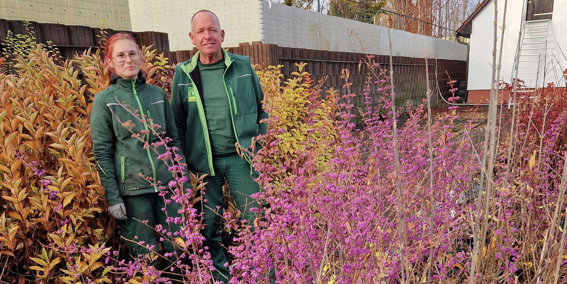 Gärtnerei Nickel Eine Mitarbeiterin und der Chef der Gärtnerei Nickel stehen in einem Blumenbeet.