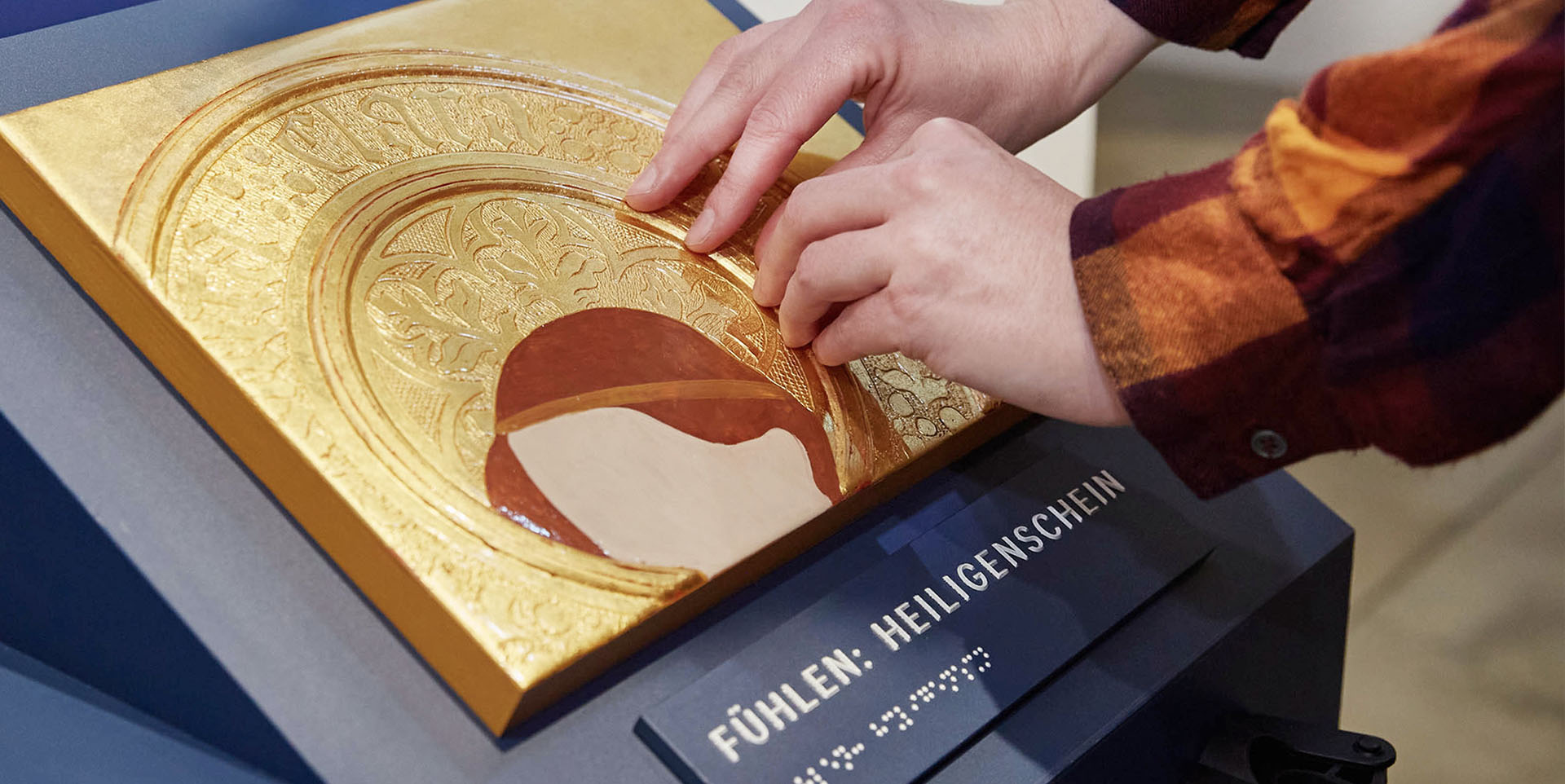 Museum für alle tastbares Bild Rheinromatik Nahaufnahme eines tastbaren Bildes, das von zwei Händen ertastet wird.