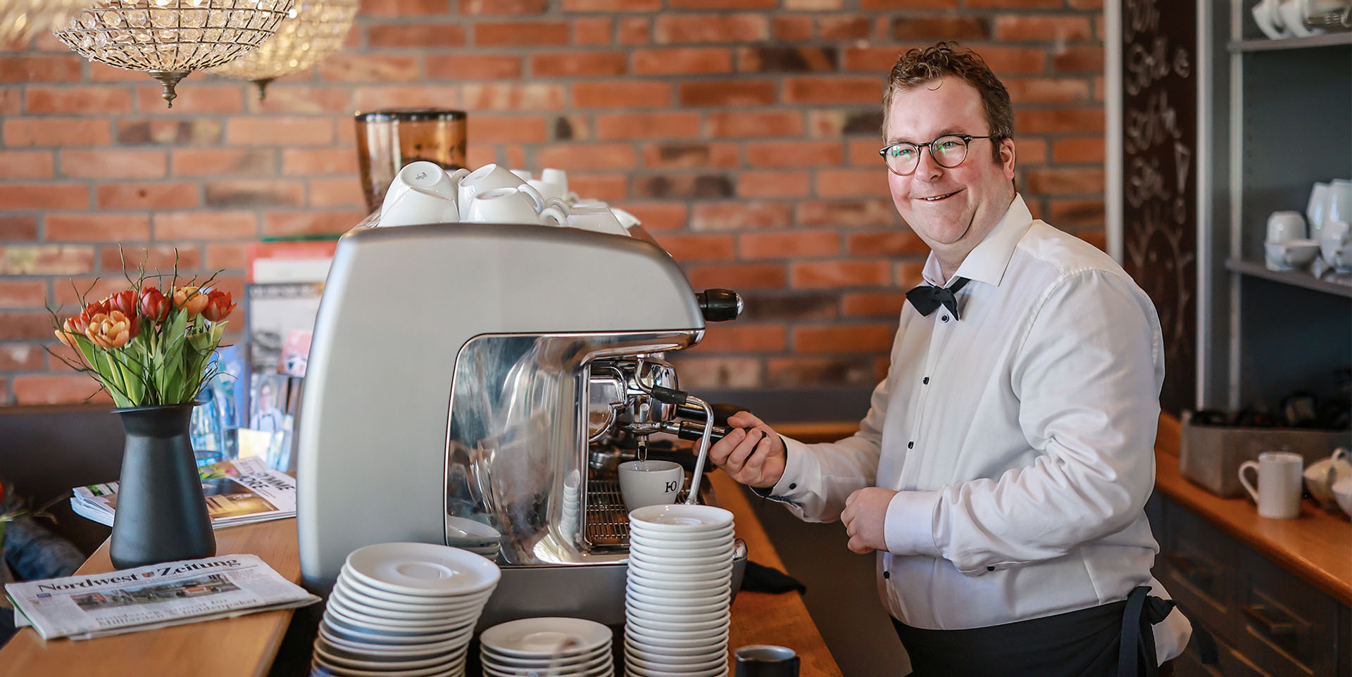 Hotel Villa Stern Arne Krüger-Brörken an Kaffeemaschine Arne Krüger-Brörken steht hinter der Theke an einer großen Kaffeemaschine
