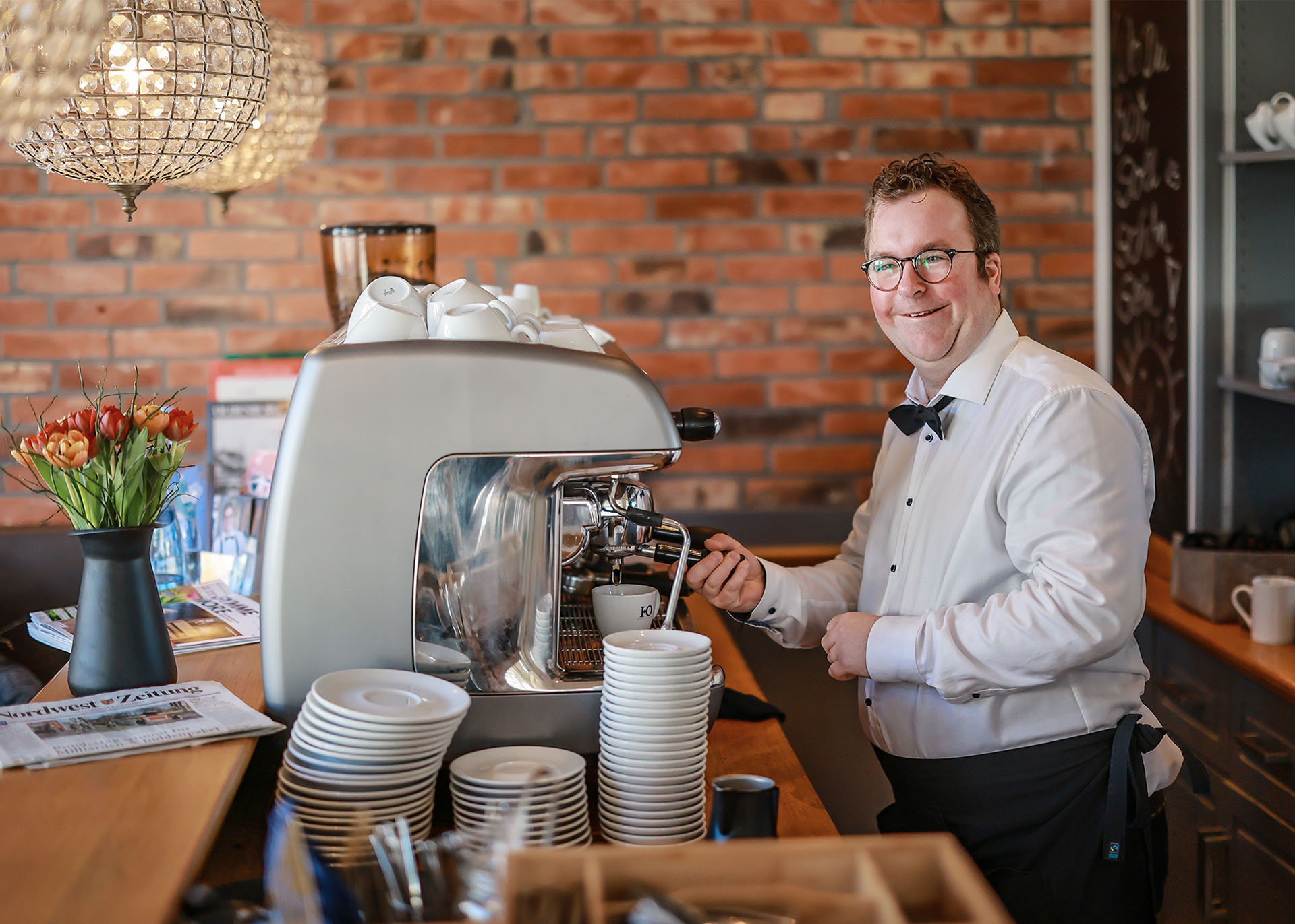Arne-Krüger-Brörken steht an der Kaffeemaschine