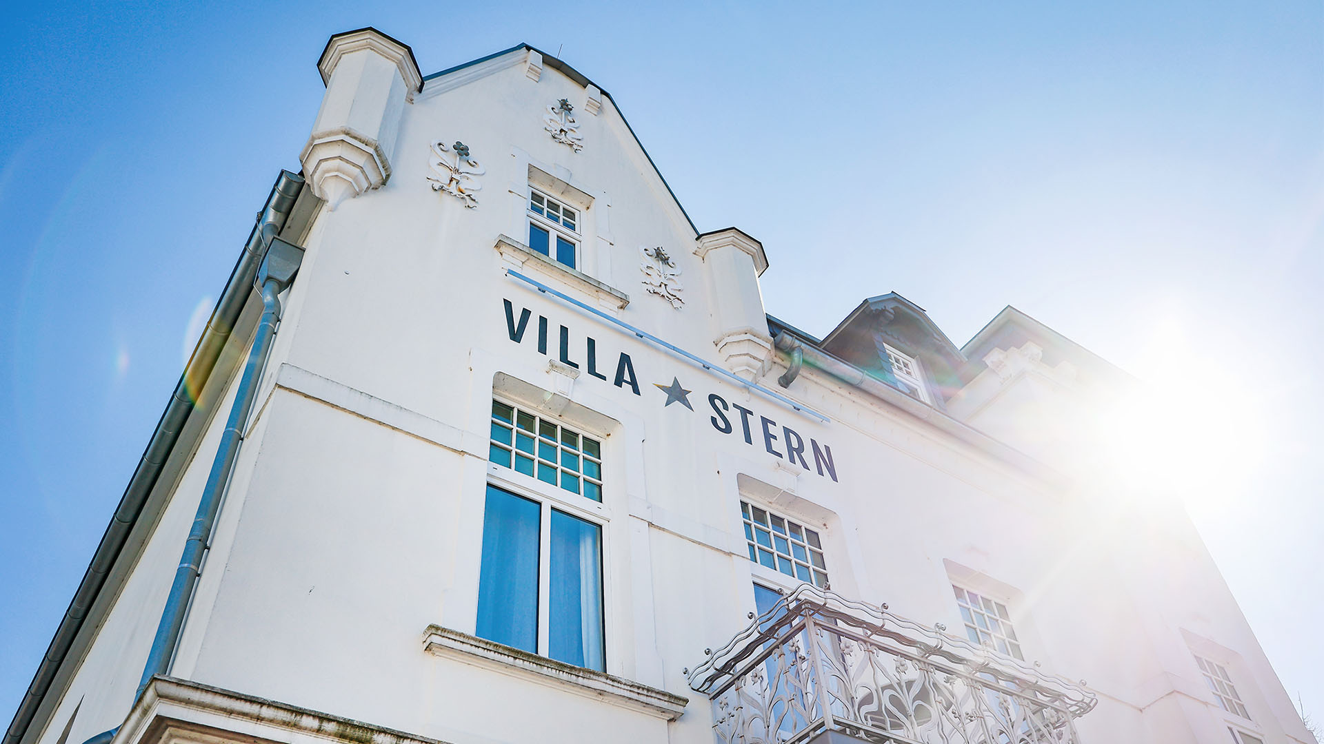 Außenaufnahme der Altbauvilla in der das Hotel Villa Stern untergebracht ist.