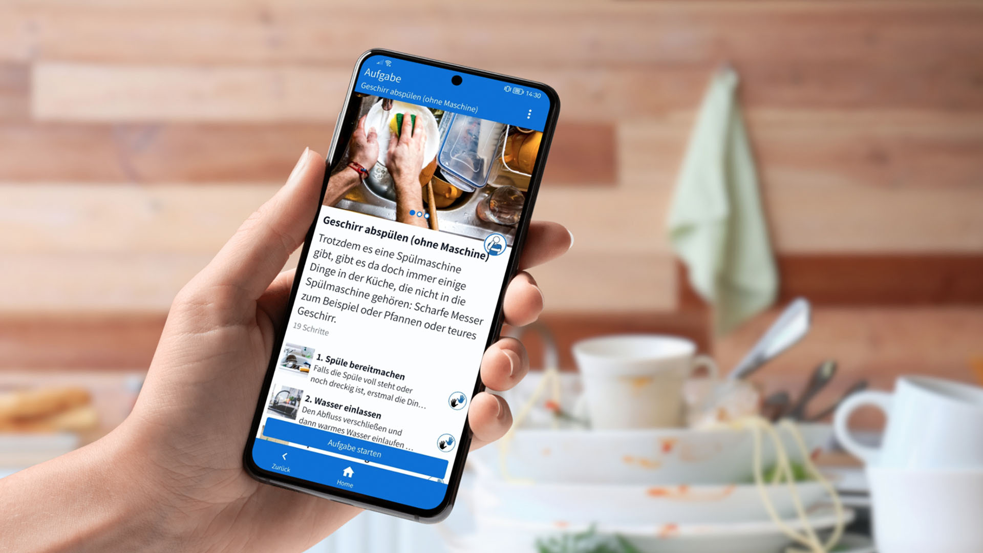 Auf einem smartphone sieht man eine Anleitung, wie ein Geschirrspüler befüllt werden soll