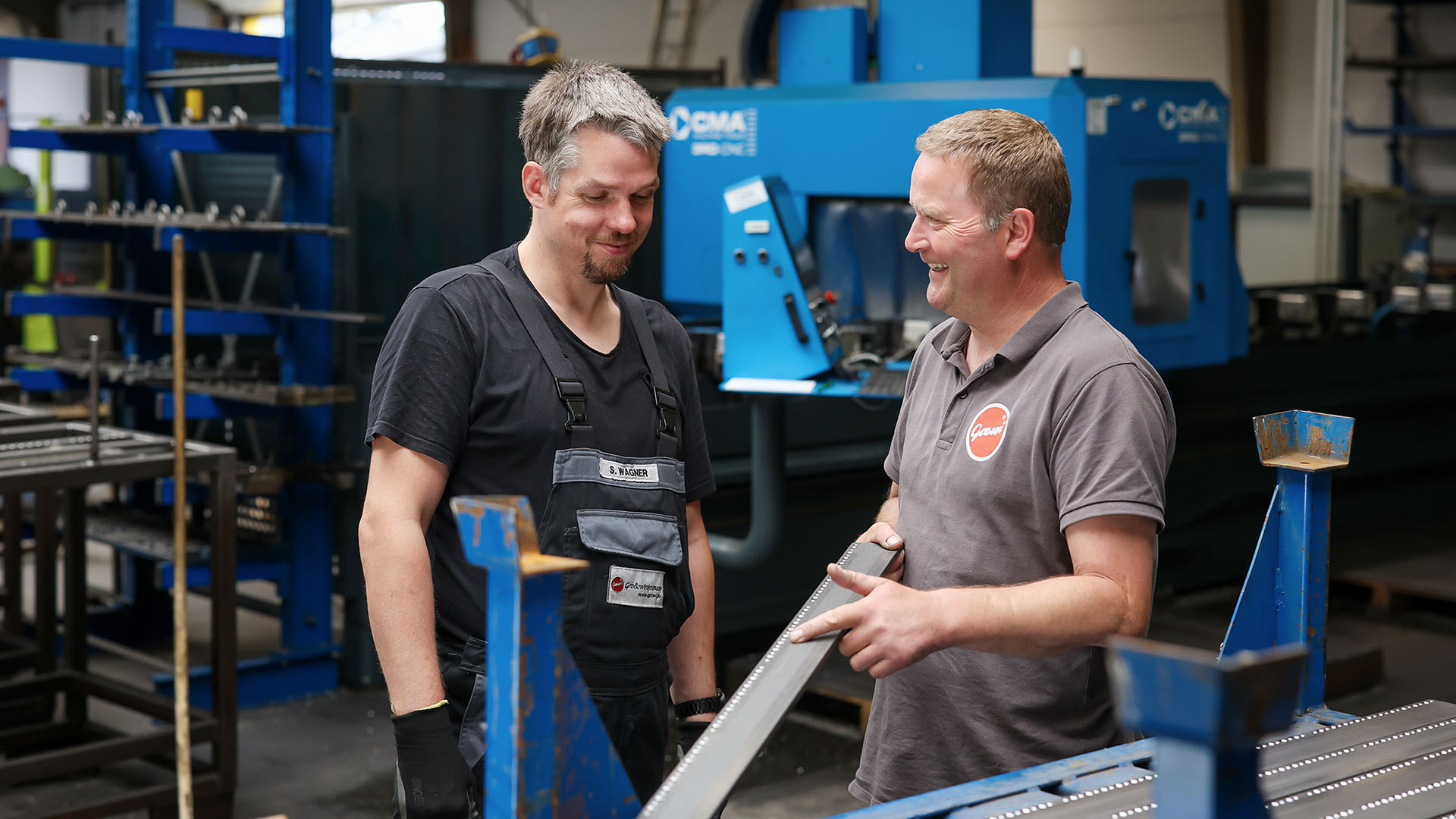 Stefan Wagner und Vorgesetzter Matthias Vogelsang im Gespräch in der Werkshalle.