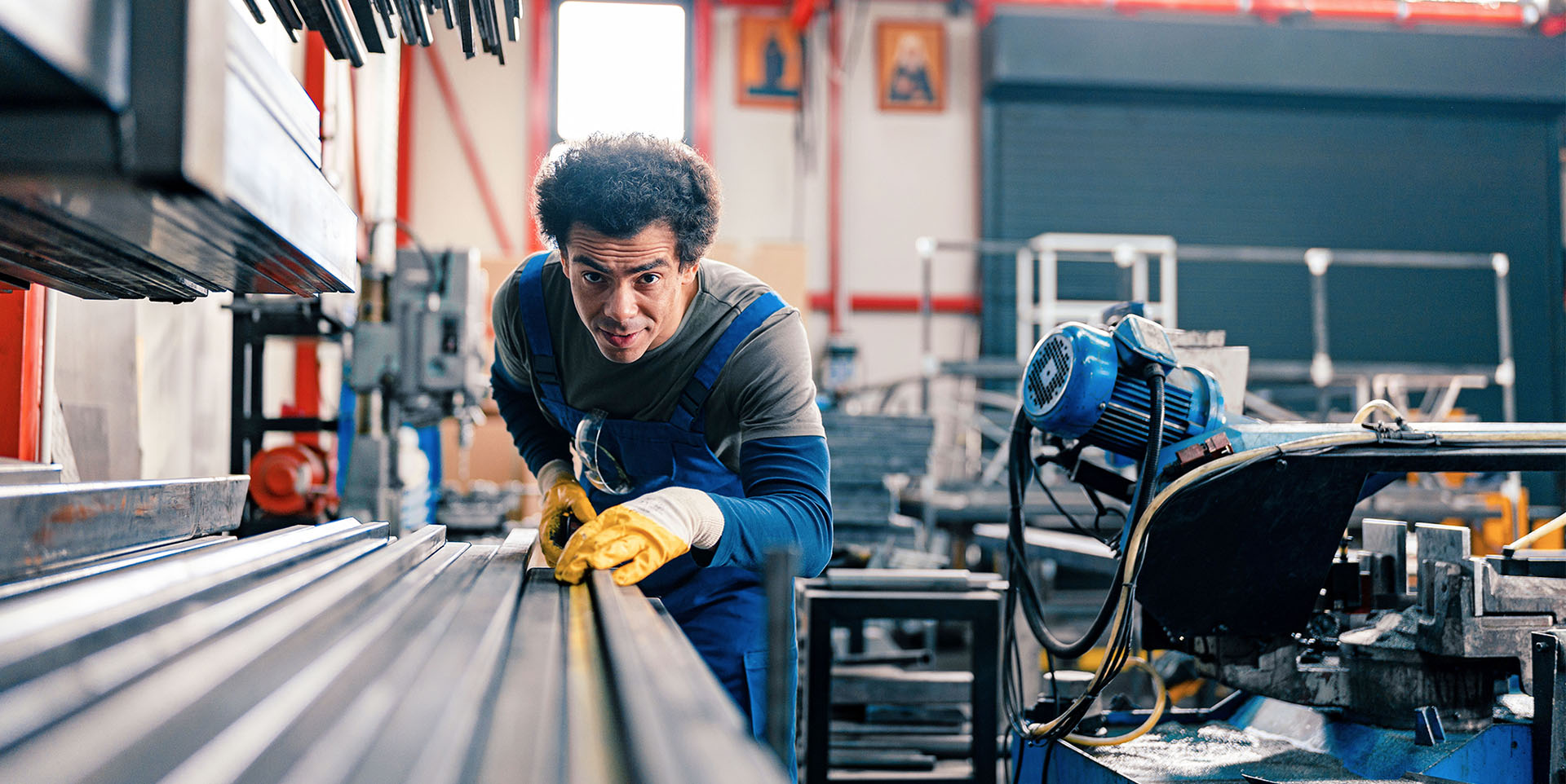 Auszubildener an Industriesäge Ein Auszubildener an einer Industriesäge