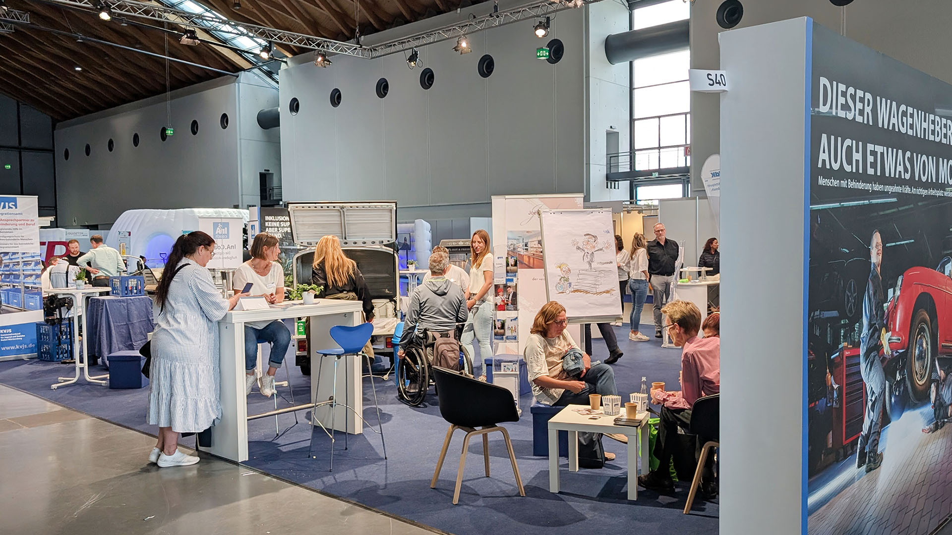 Am Stand waren alle Mitarbeiterinnen und Mitarbeiter des KVJS in blau-weiß gekleidet