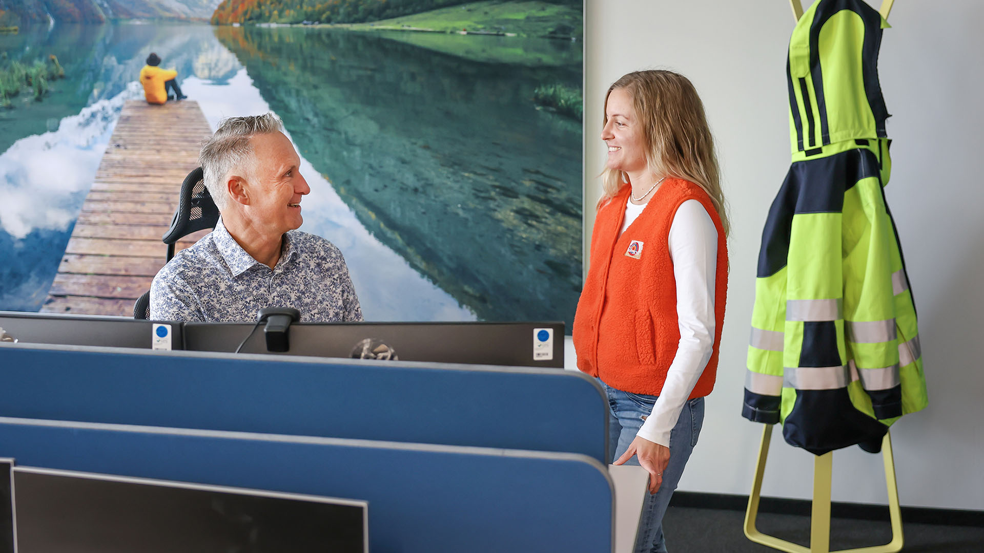 Jürgen Schromm und Eva Hagenbucher unterhalten sich in einem Büro.