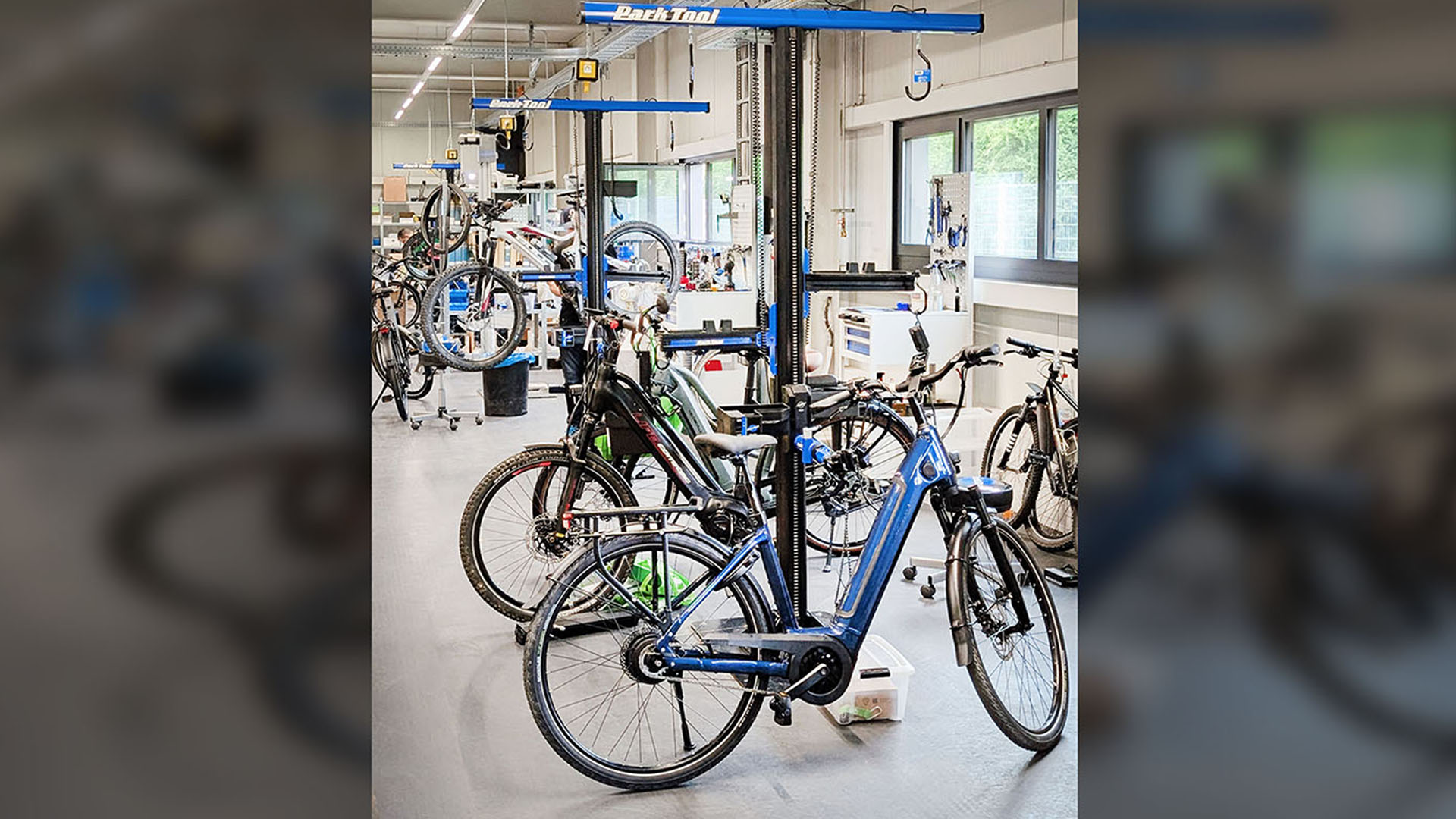 Ein Arbeitsplatz in der Fahrradmontage mit einem E-Bike.