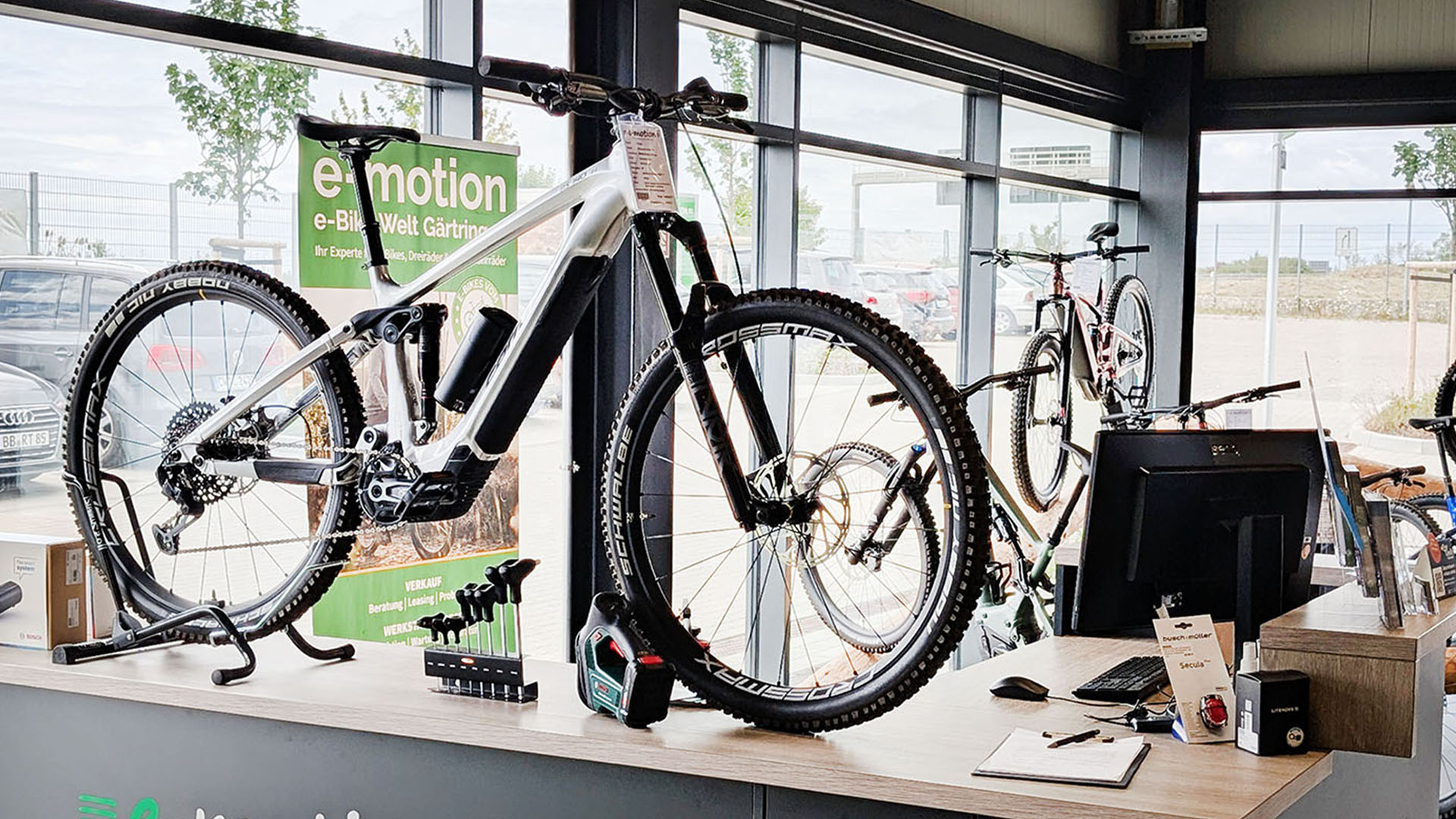 E-Bike auf einem Ausstellersockel der Marke e-motion