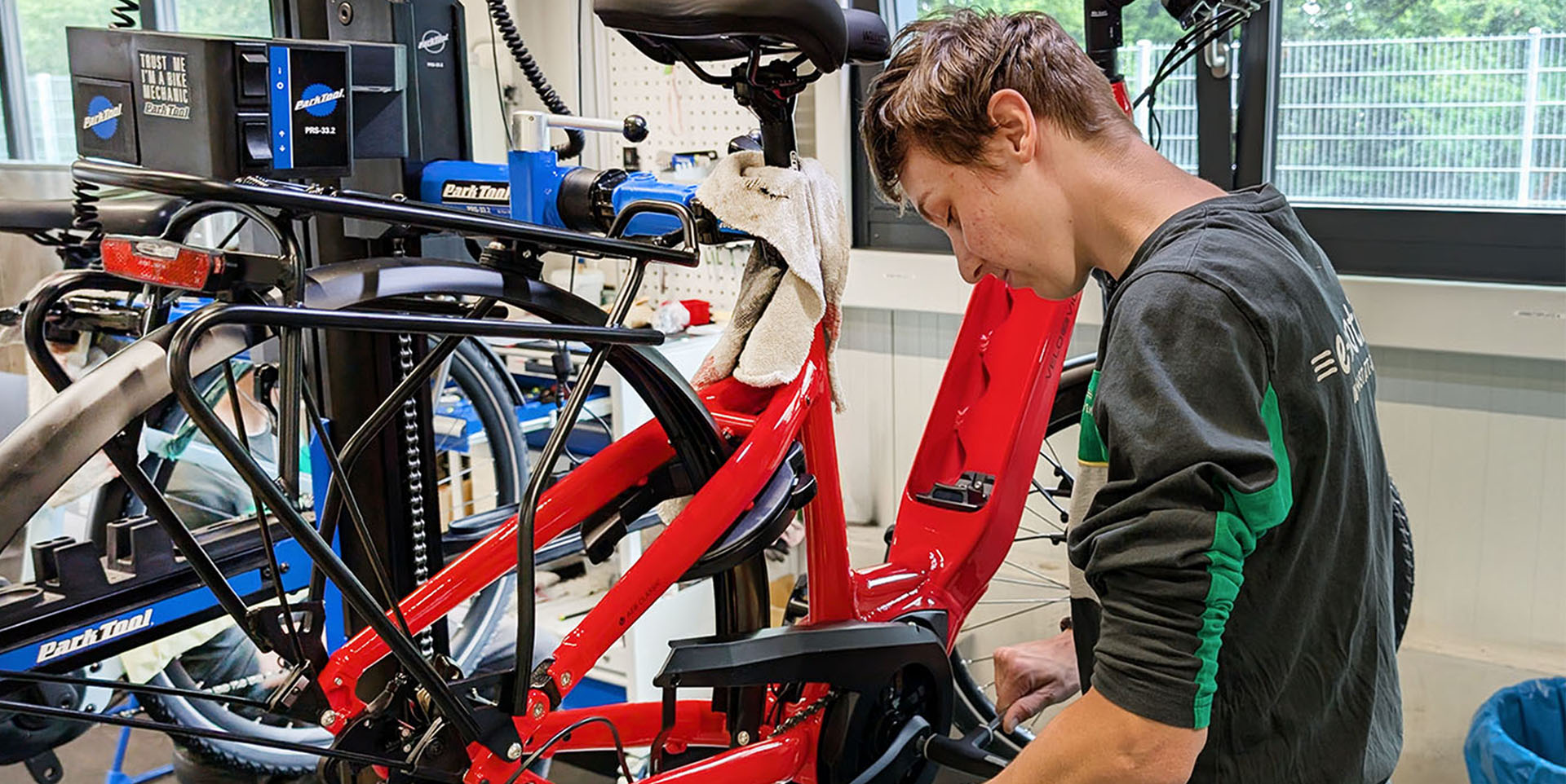 Viola Blöchle montiert ein rotes E-Bike