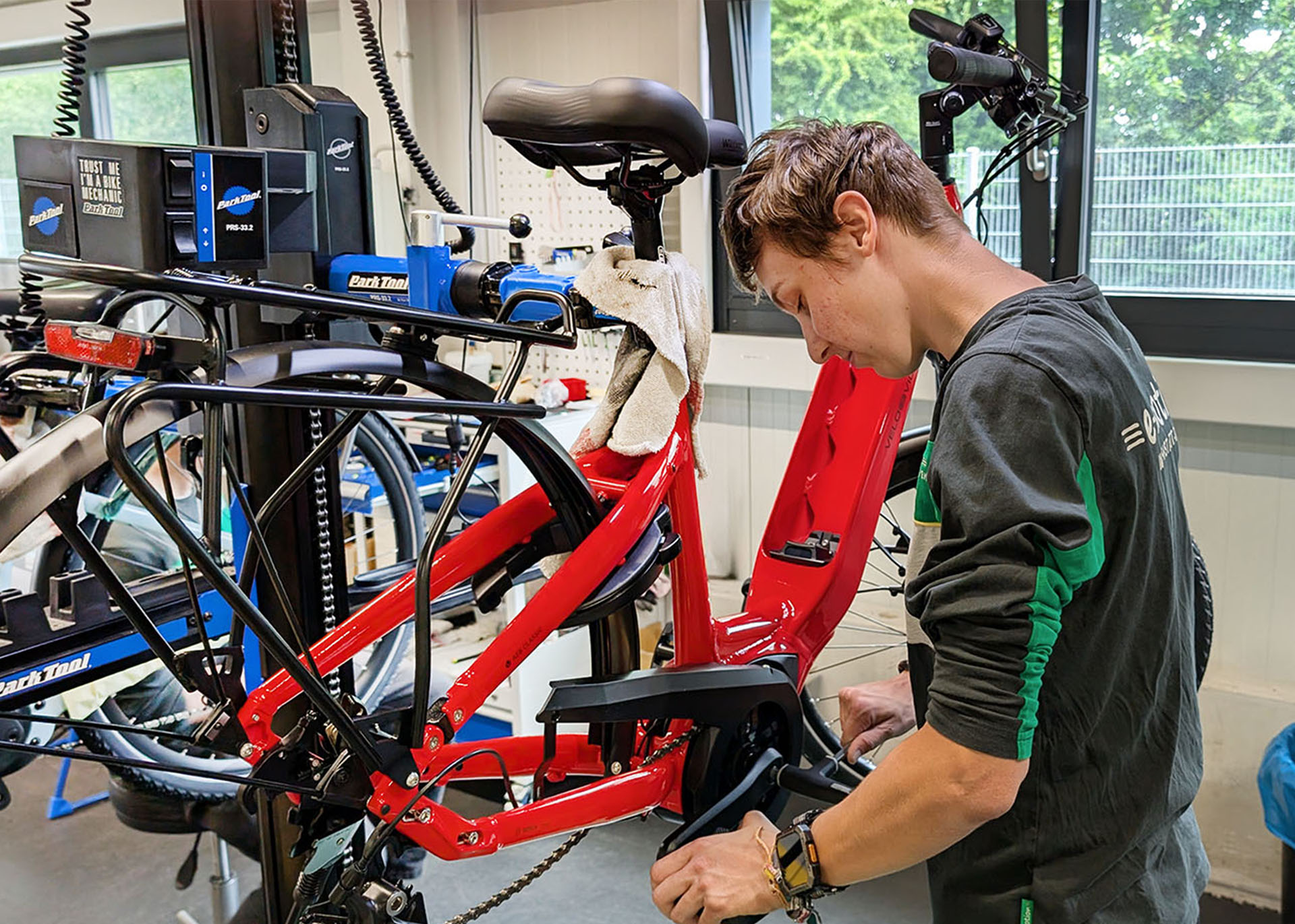 Viola Blöchle montiert ein rotes E-bike
