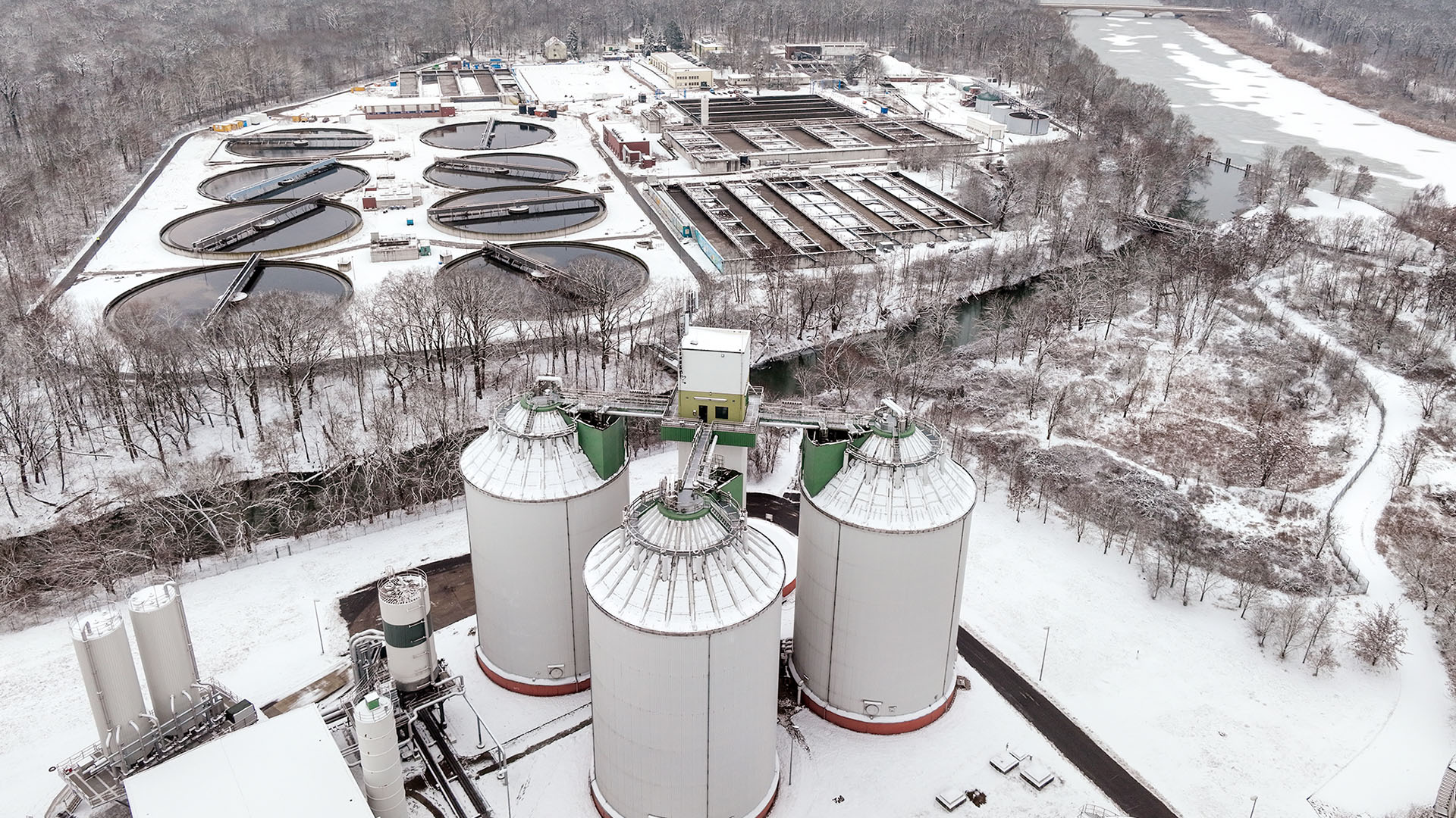 Klärwerk im Schnee von oben
