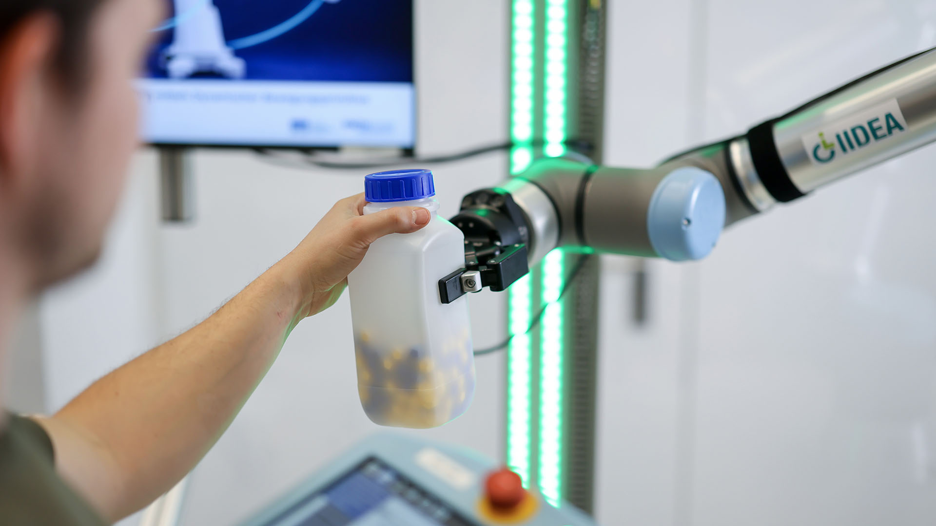 Ein Kanister wird in einen Cobot eingespannt