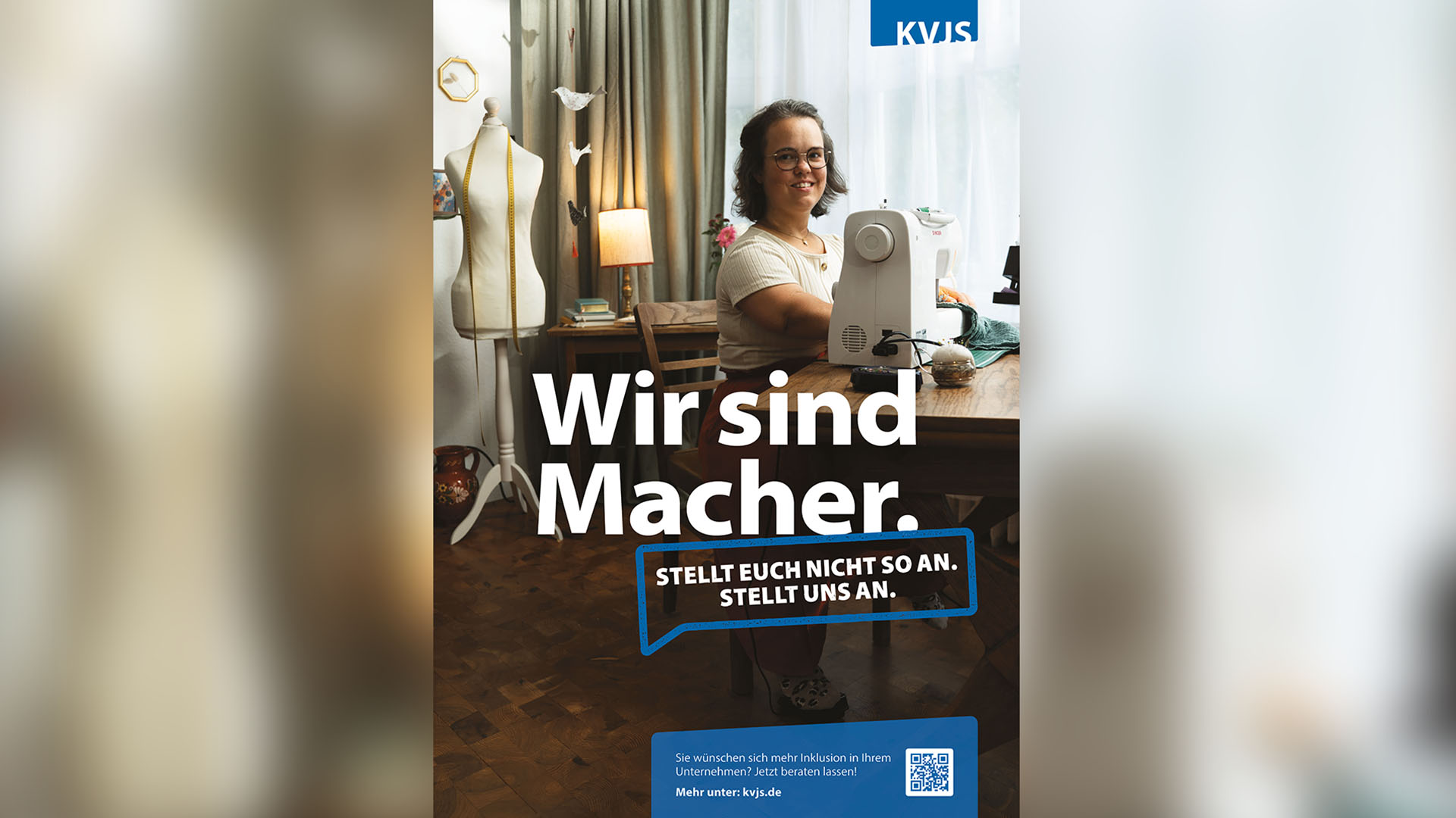 Ein Poster das eine Frau an einer Nähmaschiene zeigt.