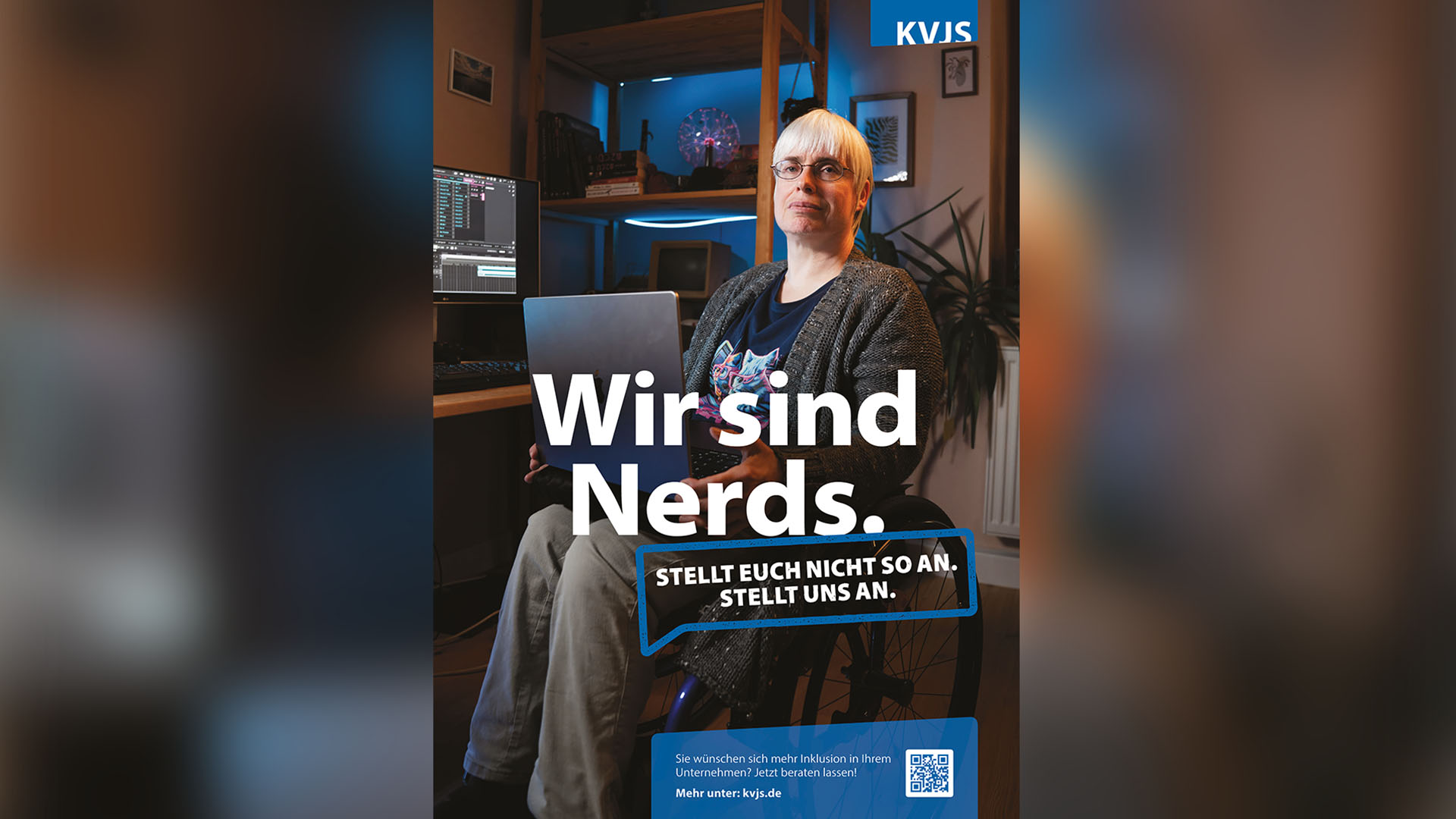Ein Poster das einen Mann mit einem Laptop zeigt. 