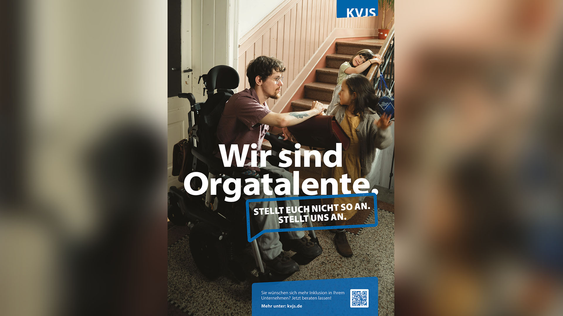 Ein Poster das einen Menschen im Rollstuhl zeigt wie er sich um Kinder kümmert.