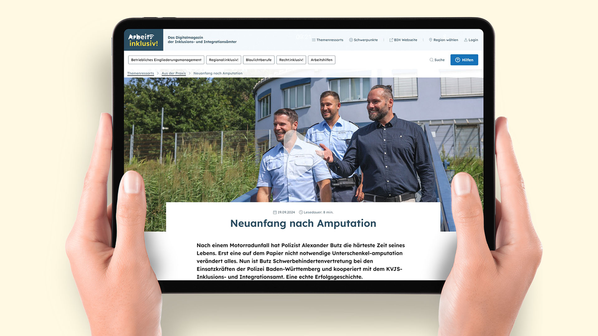 In einem Tablet ist die neue Startseite des Magazins Arbeit:inklusiv! zu sehen