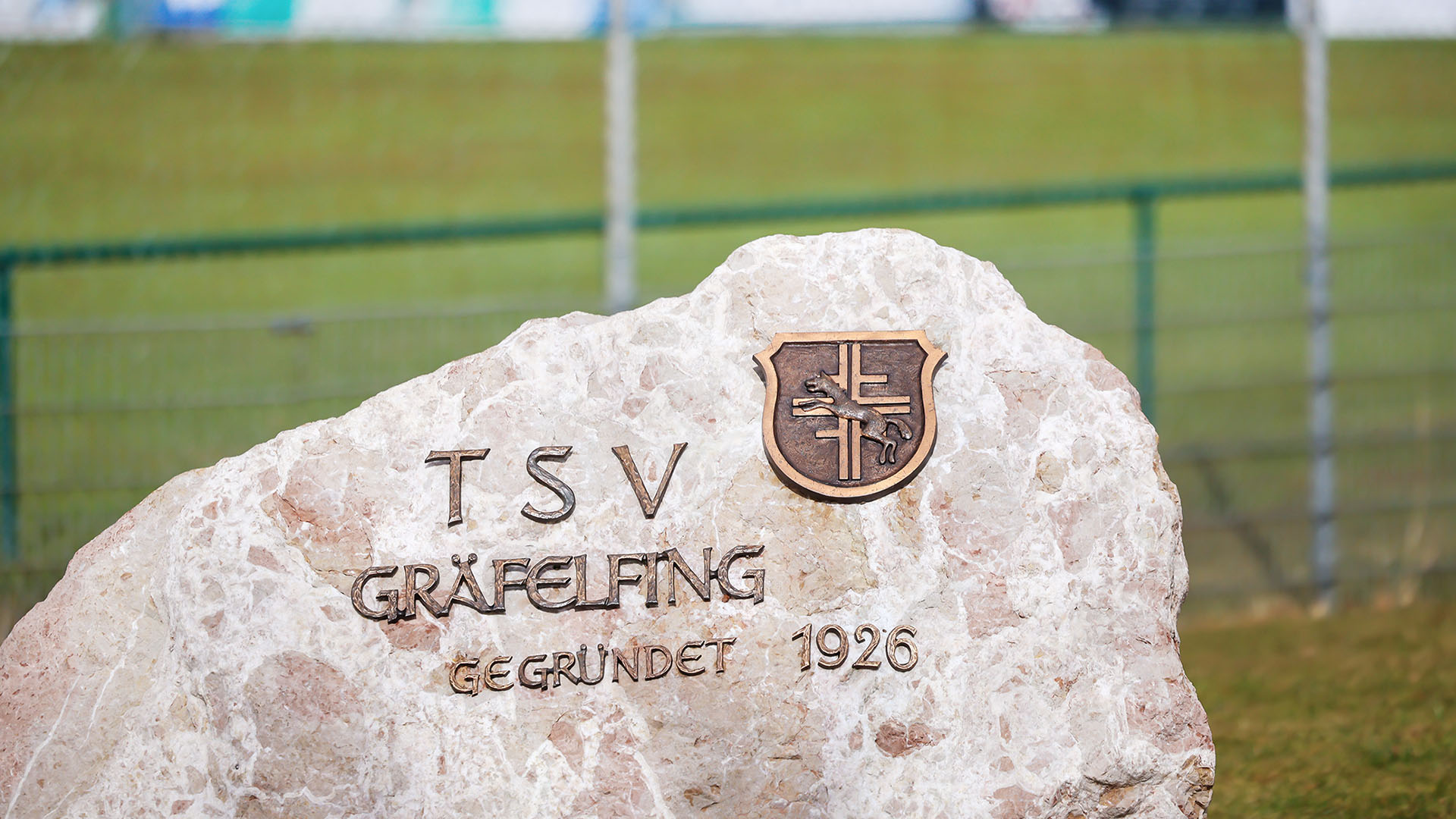 Stein am Eingang mit Aufschrift "TSV Gräfelfing"