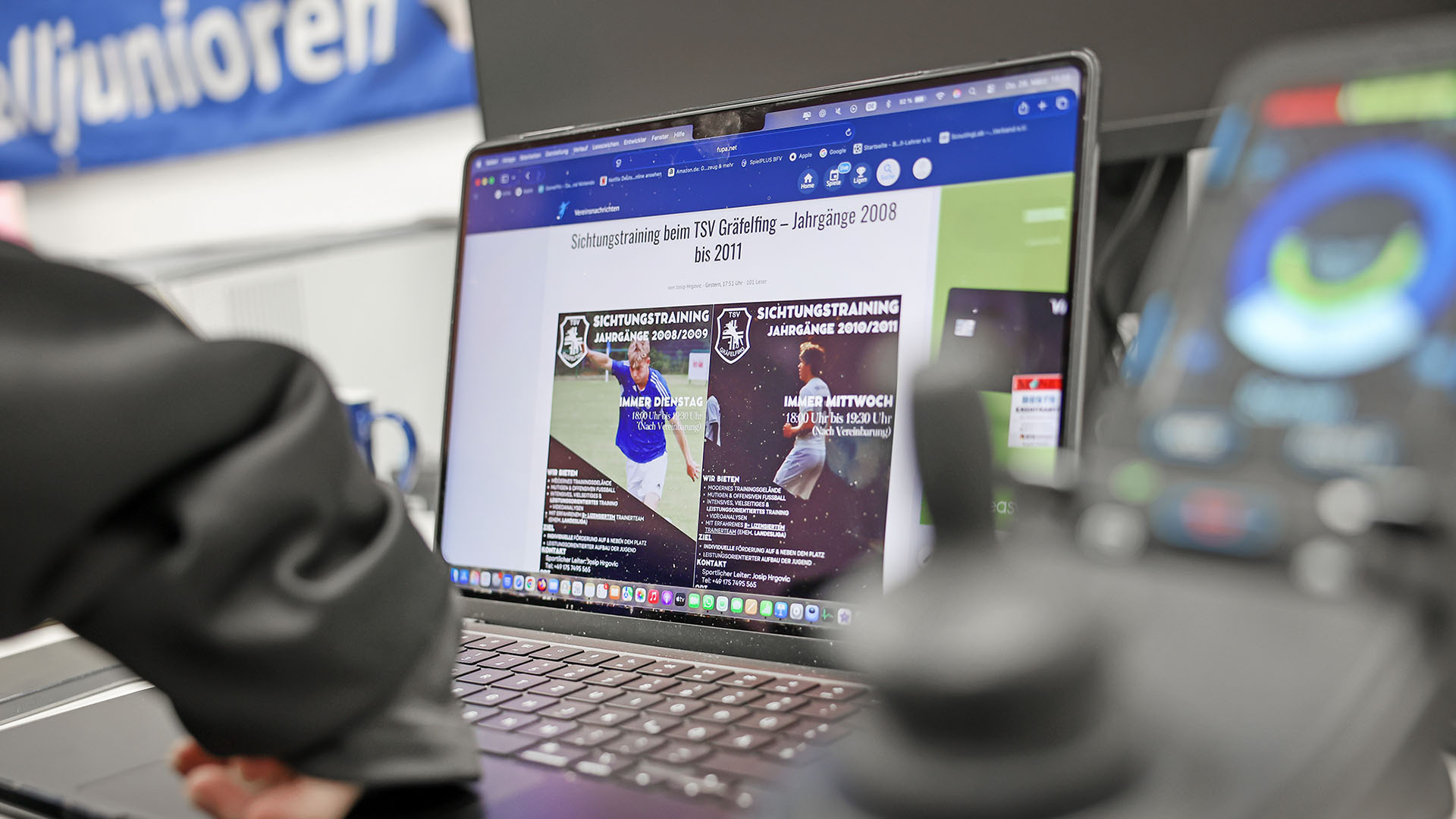 Close Up von Laptop mit Trainingsplan