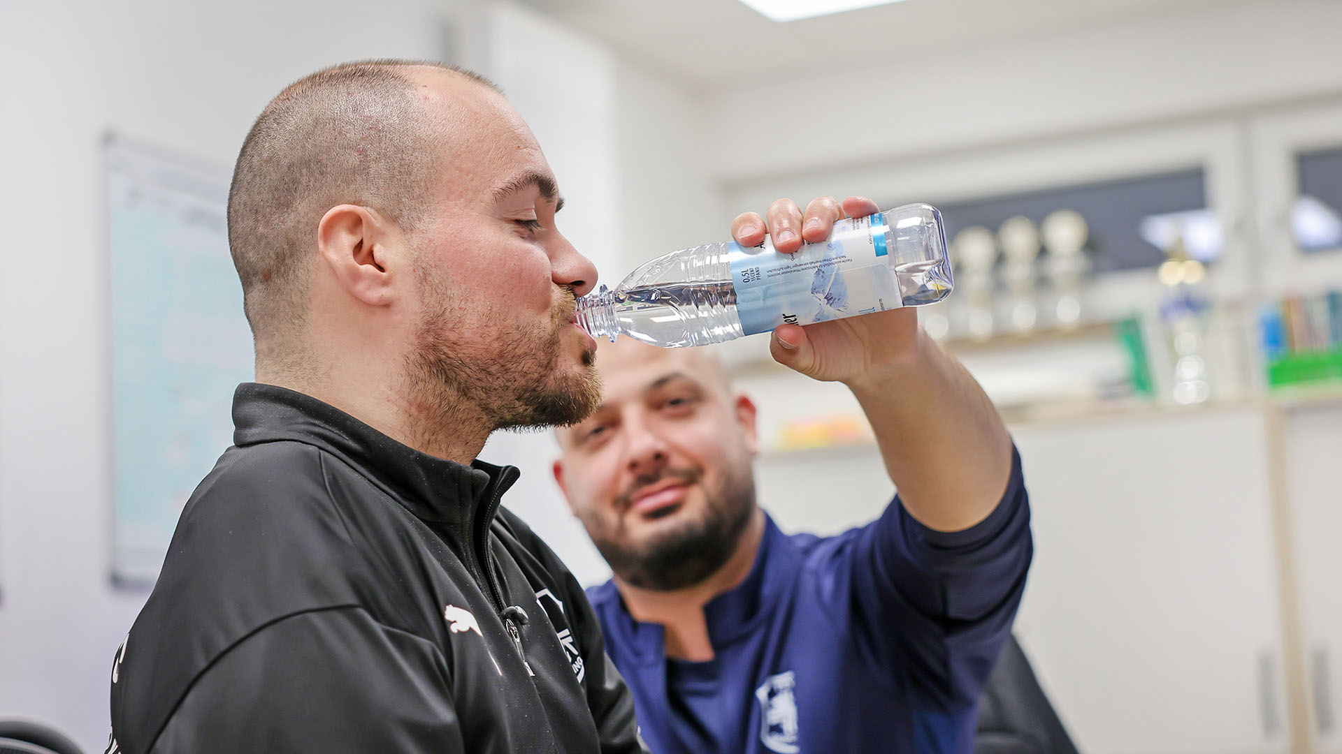 Adam hält Hrgovic die Wasserflasche an den Mund