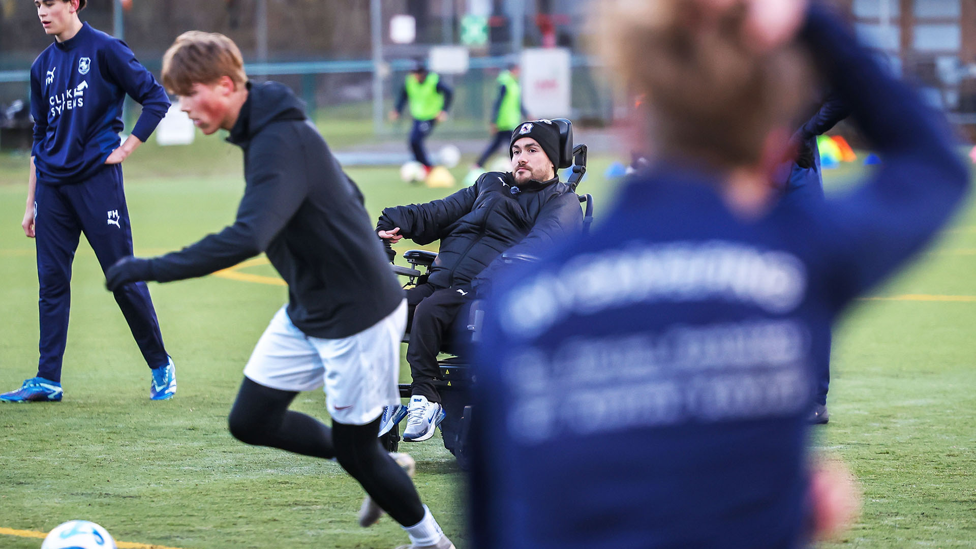 Hrgovic auf dem Spielfeld zwischen den Spielern